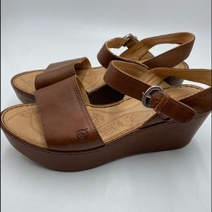 Nice platform Born brown Sandal.
